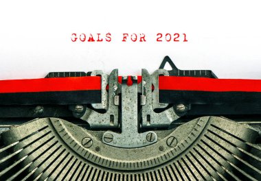 2021 için metin hedefleri olan klasik daktilo. Beyaz kağıtta kırmızı harfler