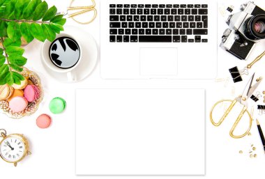 Düz yatay model arka plan. Bilgisayarlı ofis masası. Sanat eserleri için alan