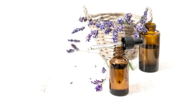 Lavendelolja Och Torkade Blommor Vit Bakgrund — Stockfoto