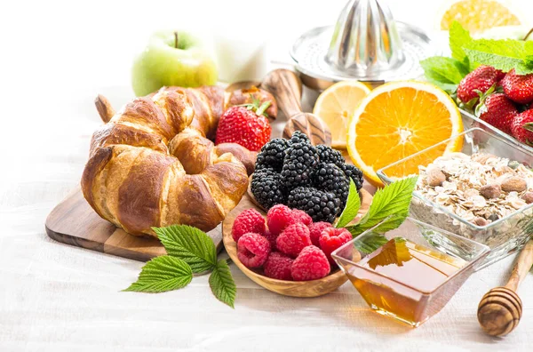 Gesunde Ernährung Frühstückstisch Mit Frischen Beeren Obst Honig Croissant Müsli — Stockfoto