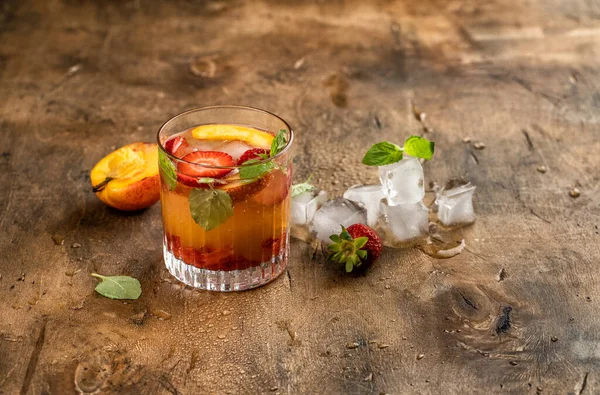 Koud Drankje Met Perzik Aardbeien Ijs Muntblaadjes Zomer Limonade Vruchten — Stockfoto