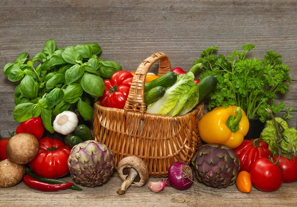 Comida Agricultor Legumes Frescos Ervas Fundo Madeira — Fotografia de Stock