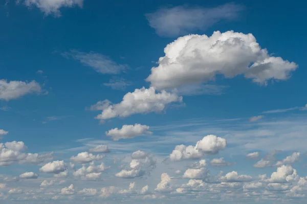 Cielo Azul Con Nubes Blancas Esponjosas Fondo Naturaleza Concepto Medioambiental — Foto de Stock