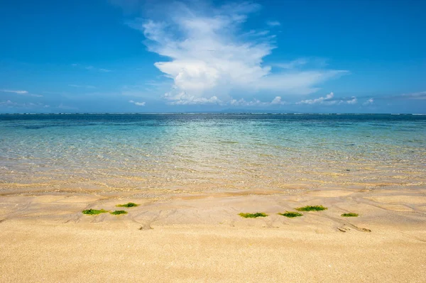 Blått Havsvatten Mulen Himmel Sandstrand Sommarresor Landskap — Stockfoto