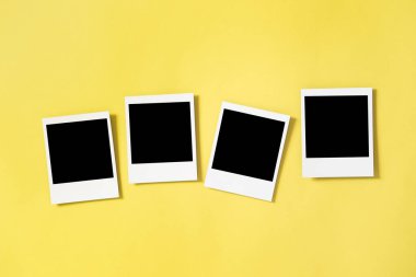 Sarı arkaplandaki Retro tarzı fotoğraf çerçeveleri