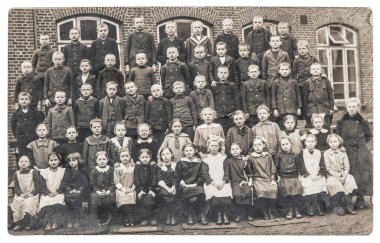 Okul arkadaşlarının eski bir fotoğrafı. Bir grup çocuk ve öğretmen dışarıda. Orijinal film tahıllı ve bulanık