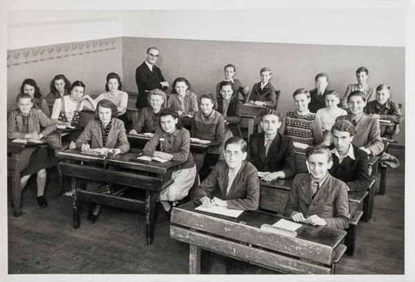 Young People Classmates Teacher Classroom Vintage Photo Original Film Grain — Stock Photo, Image