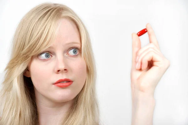 Jonge Vrouw Met Pil Tablet Witte Achtergrond Gezondheidszorgconcept — Stockfoto