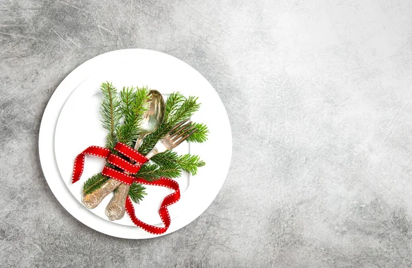 松の木の枝とクリスマスの装飾 — ストック写真