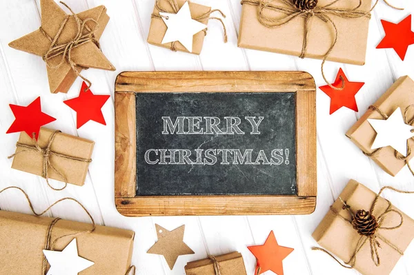Boldog Karácsonyt Kézműves Papír Csomagolt Ajándékok Csillag Dekorációval Táblával — Stock Fotó