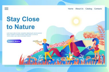 Web sayfa tasarım şablonu aile diğer köpek birlikte dağlarda gösterir. Birlikte ev dışında bahçede oynayan.