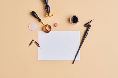 Kopya alanı ile kadınsı Resepsiyon çalışma alanının düz yatıyordu. Kaligrafi stil, kağıt bej renkli arka plan üzerinde. En az kompozisyon kopya alanı ile Üstten Görünüm.