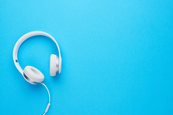 Vista Superior Auriculares Blancos Sobre Fondo Azul Con Espacio Para —  Fotos de Stock