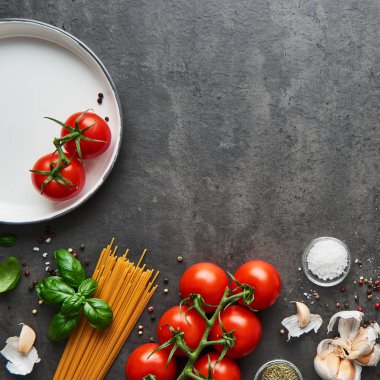 Lezzetli İtalyan yemekleri ile domates için gıda arka plan. Spagetti ile çeşitli pişirme maddeler. Üstten görünüm, kopya alanı ile kare ürün.