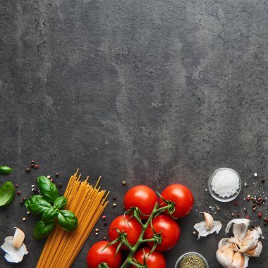 Lezzetli İtalyan yemekleri ile domates için gıda arka plan. Spagetti ile çeşitli pişirme maddeler. Üstten görünüm, kopya alanı ile kare ürün.