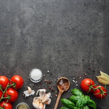 Lezzetli İtalyan yemekleri ile domates için gıda arka plan. Çeşitli pişirme maddeler. Üstten görünüm, kopya alanı ile kare ürün.