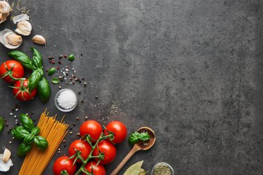 Lezzetli İtalyan yemekleri ile domates için gıda arka plan. Spagetti ve kaşık çeşitli pişirme malzemelerle. Kopya alanı ile üstten görünüm.