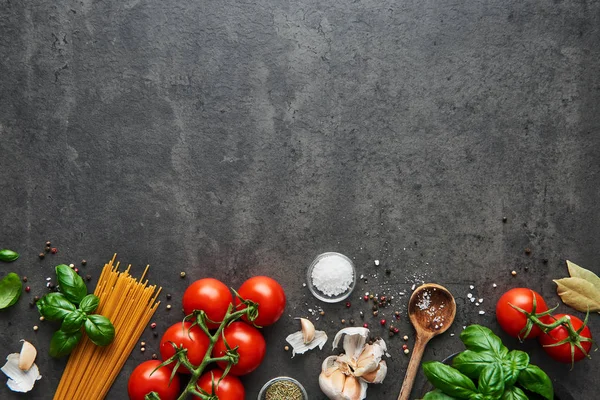 Jedzenie Tle Smacznymi Potrawami Kuchni Włoskiej Pomidorów Różne Składniki Gotowania — Zdjęcie stockowe