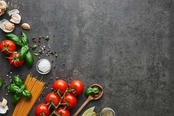 Lezzetli İtalyan yemekleri ile domates için gıda arka plan. Spagetti ve kaşık çeşitli pişirme malzemelerle. Kopya alanı ile üstten görünüm.