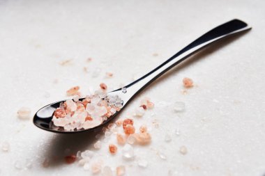 Pembe Himalaya tuz mermer masa üzerinde siyah kaşık.