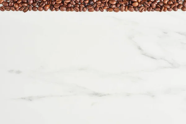 Kaffebönor Överdelen Marmor Bakgrund Med Kopia Utrymme Lekmanna Platt — Stockfoto
