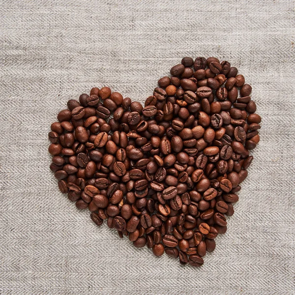 Hjärtat Från Kaffebönor Beige Tyg Bakgrund Lägenheten Låg Fyrkantig Gröda — Stockfoto