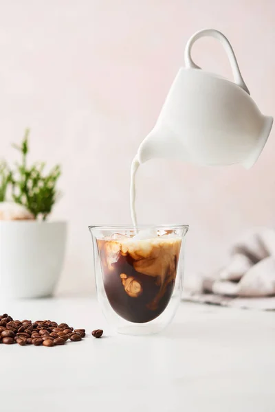 Mrożona Kawa Podwójne Szyby Murem Latte Wylewa Pływającą Dzbanek Mleka — Zdjęcie stockowe