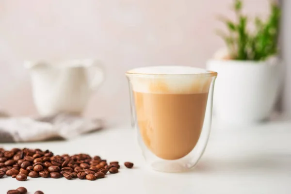 Cappuccino Muromgärdad Dubbelglas Med Rostade Kaffebönor Feminina Ros Bakgrund Med — Stockfoto