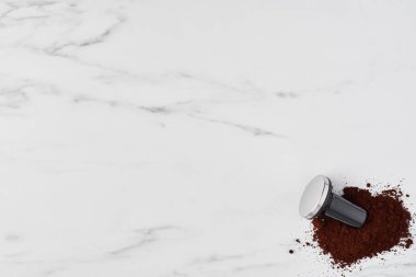 Beyaz mermer zemin üzerine üstten görünüm siyah kahve dış müdahale ve gorund kahve. Düz kopya alanı ile yatıyordu.