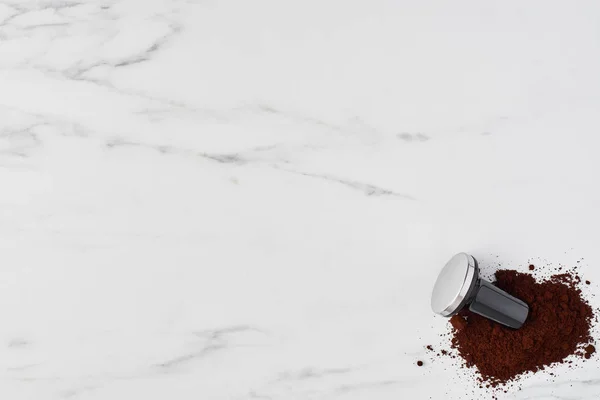 Top view of black coffee tamper and gorund coffee on white marble background. Flat lay with copy space. — Stock Image Top View Black Coffee Tamper Gorund Coffee White Marble Background Stock Photo