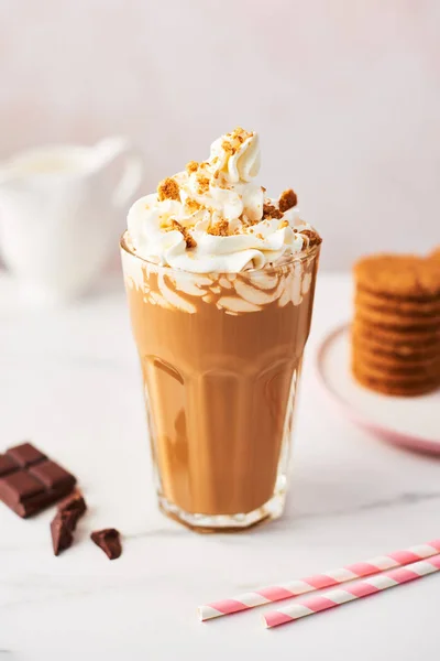 Café Glacé Chocolat Avec Crème Fouettée Biscuits Dans Grand Verre — Photo