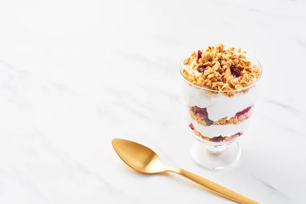 Healthy Raspberry Yogurt Parfait Glass Golden Spoon White Marble Table — Stock Photo, Image