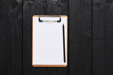 Siyah ahşap zemin üzerine boş karton Pano. Kopya alanı ile üstten görünüm.