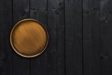 Altın şık servis tabağı üstten görünüm kopya alanı siyah ahşap tablo.