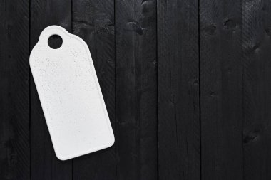 Beyaz şık servis tabağı üstten görünüm kopya alanı siyah ahşap tablo.