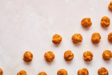 Kopya alanı ile gül arka plan üzerinde çeşitli taze kremalı pasta kek. Üstten görünüm.