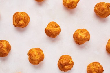 Çeşitli taze kremalı pasta kek gül zemin üzerine kapatın. Üstten görünüm.