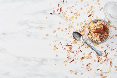 Üstten görünüm sağlıklı kahvaltı. Çilek sosu, yulaf ve beyaz mermer masa çikolata sağlıklı yoğurt kavanoz. Kopya alanı ile yakın çekim.