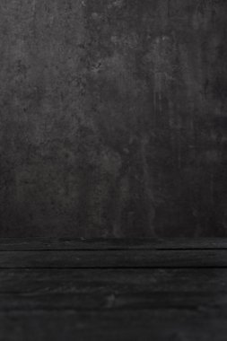 Ahşap doku ve siyah arka plan beton. Ahşap ve beton iç dış dekorasyon ve endüstriyel inşaat konsept tasarımı için. Doğal ahşap ve beton doku. Seçici odak.