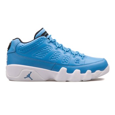 Vienna, Avusturya - 14 Haziran 2017: Nike Air Jordan 9 Retro düşük Üniversitesi mavi spor ayakkabı beyaz arka plan üzerinde izole.