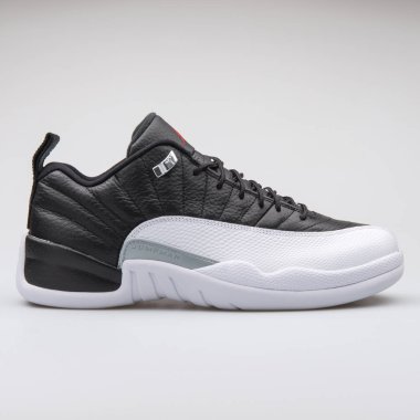 Vienna, Avusturya - 14 Haziran 2017: gri arka plan üzerinde izole Nike Air Jordan 12 düşük Retro siyah beyaz spor ayakkabı.