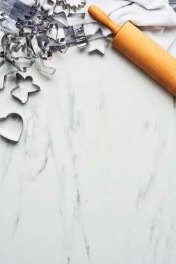 Kesiciler ve beyaz mermer masa üzerinde oklava ile Noel tatlılar pişirme için arka plan pişirme. Üstten görünüm, kopya alanı metin için.