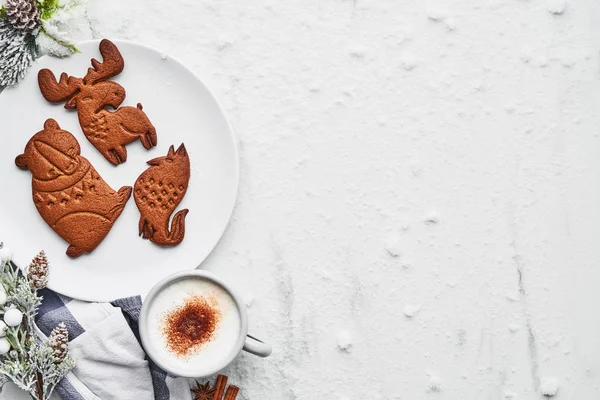 Пряникове Печиво Гарячим Какао Напій Або Багно Білому Мармуровому Столі — стокове фото