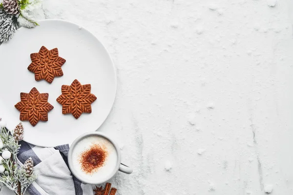 在覆盖着雪的白色大理石桌子上 有热可可饮料或蛋酒的姜饼饼干 雪花形状姜饼饼干与复制空间的顶部视图 — 图库照片
