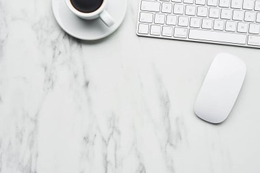 Beyaz mermer zemin üzerine beyaz bilgisayar klavye, fare ve kahve Kupası ile iş kompozisyon. Kahve molası kavramı. Metin kopyalama yeri olan üstten görünüm.
