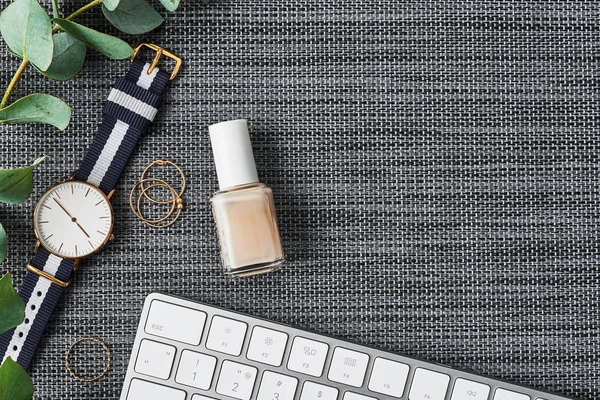 Composición Empresarial Con Teclado Ordenador Blanco Esmalte Uñas Planta Eucalipto —  Fotos de Stock