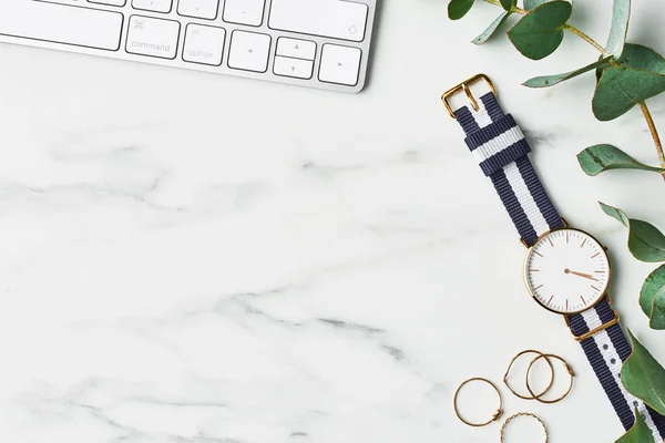 Composición Empresarial Con Teclado Ordenador Blanco Planta Eucalipto Reloj Mujer —  Fotos de Stock