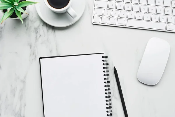 Composición Comercial Con Teclado Computadora Blanca Ratón Taza Café Planta — Foto de Stock