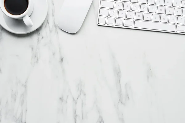 Composición Empresarial Con Teclado Ordenador Blanco Ratón Taza Café Sobre — Foto de Stock