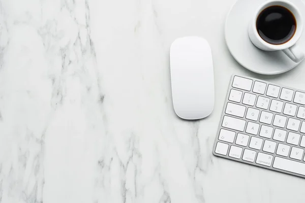 Composición Empresarial Con Teclado Ordenador Blanco Ratón Taza Café Sobre — Foto de Stock